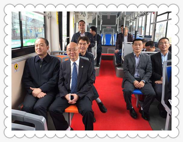 中國西部第一條純電動在線快充公交示范線今日開通