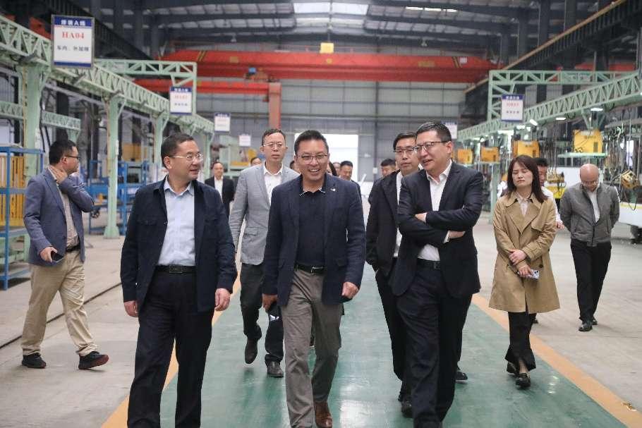 三一重工集團高級副總裁王發(fā)平一行到通工 汽車參觀考察